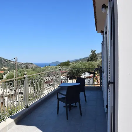 Black & White Apartment Divarata