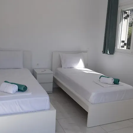 Black & White Apartment Divarata