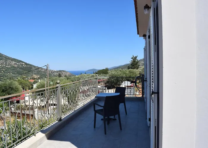 Black & White Apartment Divarata